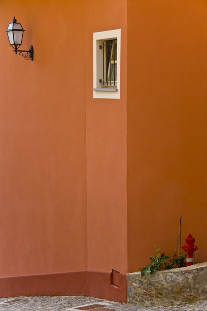 彩色的墙，有窗户和灯图片下载