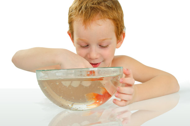 红头发的男孩抓了一条鱼图片下载