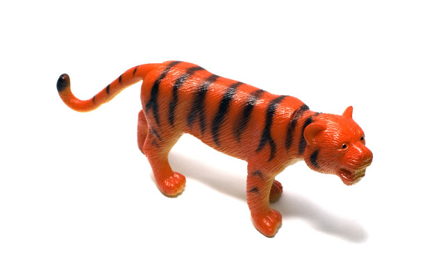 白色背景上的老虎塑料玩具图片下载
