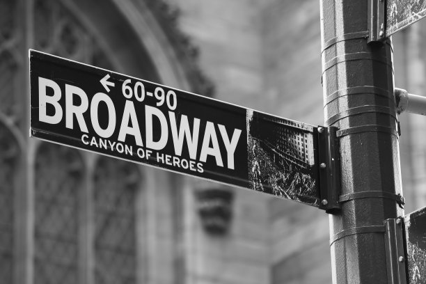 一个写着百老汇英雄峡谷的路标图片下载
