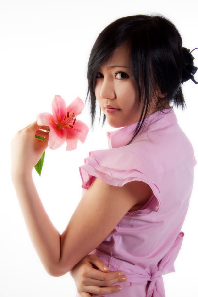 东妹带着萍花看着镜头图片下载