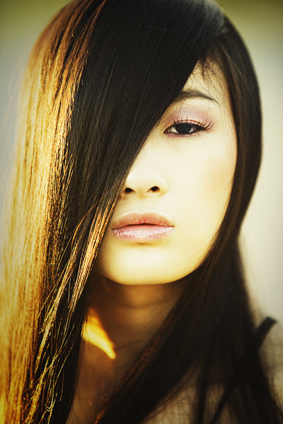 美丽的亚洲女孩与头发在脸上的照片图片下载