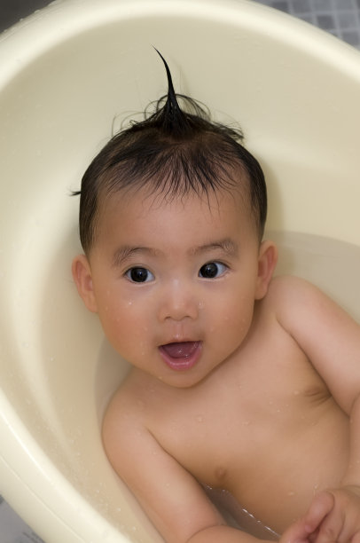 沐浴中的中国婴儿图片下载