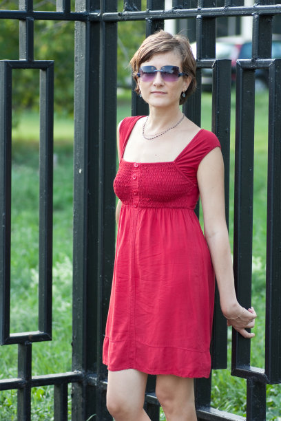 街上的年轻女子图片下载