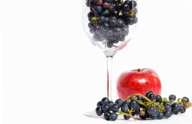 杯子里装着苹果和葡萄。图片下载