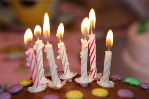 蛋糕上的蜡烛图片下载