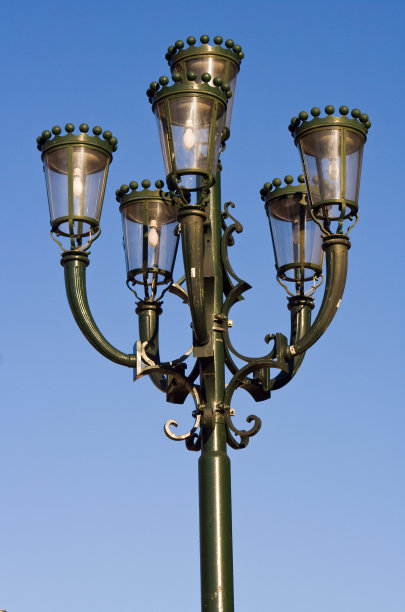 蓝色天空背景上的路灯图片下载