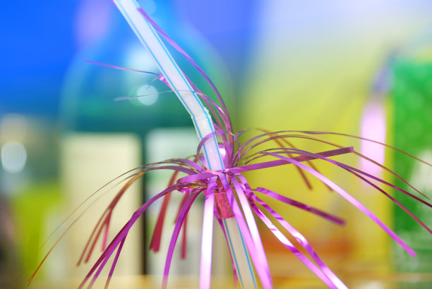 度假时用吸管喝饮料图片下载