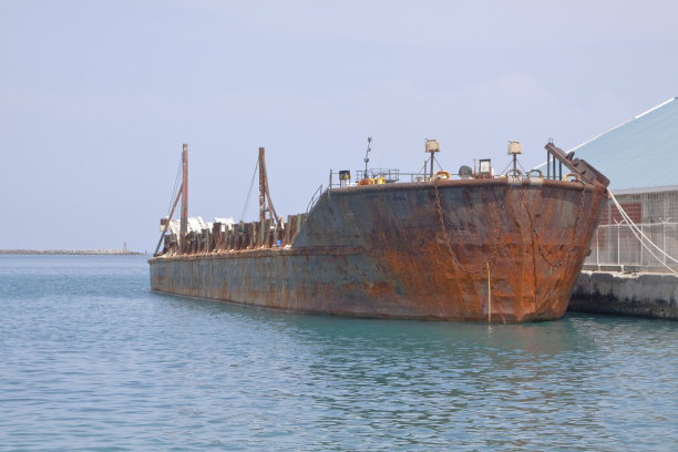 老生锈的驳船图片下载