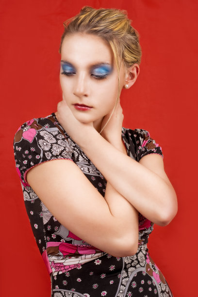 金发带彩妆图片下载