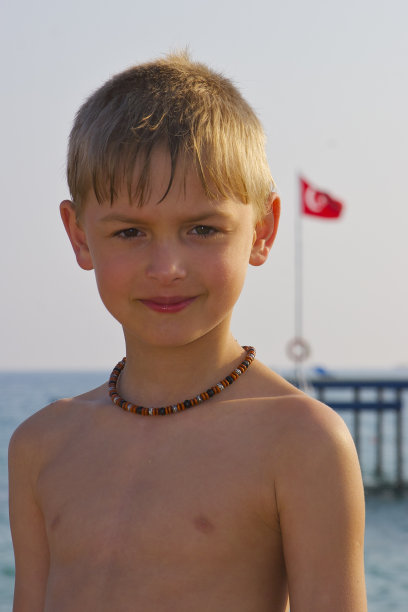 海边的男孩图片下载