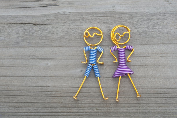 用旧木头手工制作的娃娃。图片下载