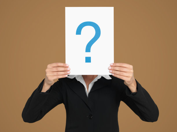 女商人头上举着问号图片下载