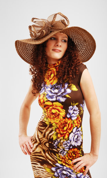 穿着夏装，宽边的漂亮女孩图片下载