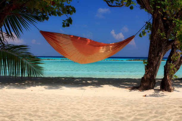 马尔代夫海滩，橙色吊床图片下载