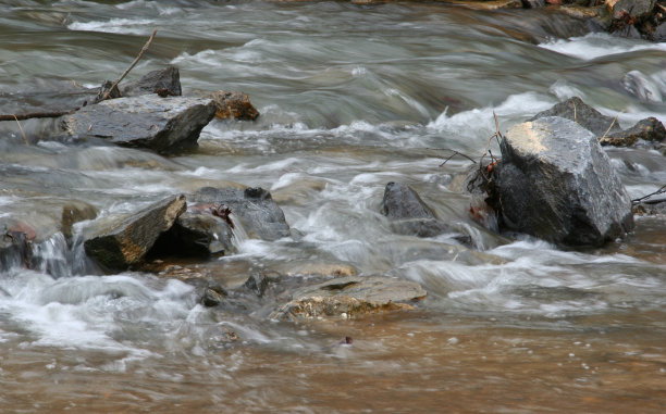 在寒冷的冬天，水在岩石上奔流图片下载