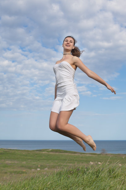 穿白衣服的女孩在户外图片下载