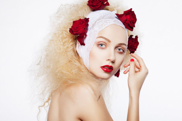 漂亮的金发女人，完美的妆容和有创意的发型图片下载