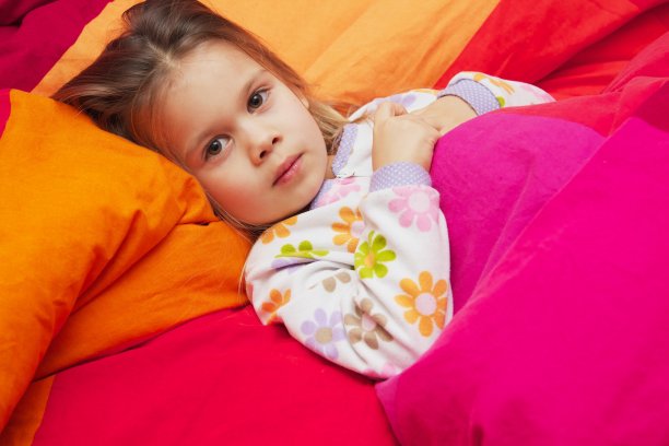 床上的小女孩图片下载