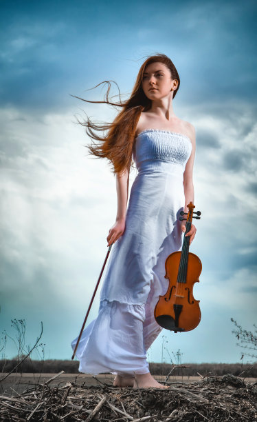 户外拿着小提琴的红头发女孩图片下载