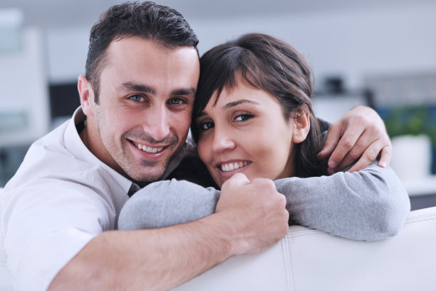 快乐的年轻夫妇在家里放松图片下载