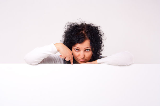 年轻女子手持空白广告牌图片下载