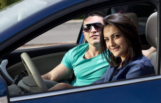 快乐的年轻夫妇在车里图片下载