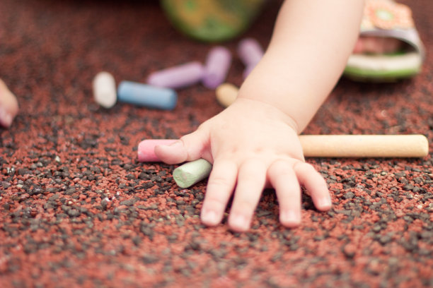 小手在玩粉笔图片下载