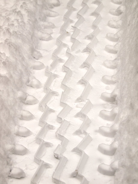 新雪上的轮胎胎面图片下载