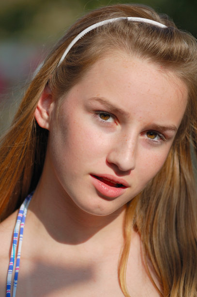 棕色眼睛的年轻女孩。图片下载