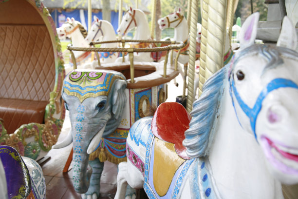 老式旋转木马座位图片下载