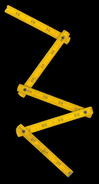 木制折叠尺在黑色的背景。图片下载
