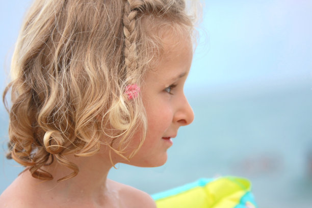 女孩在海上的肖像图片下载