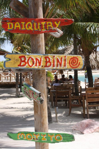 海滩酒吧前的欢迎标志。图片下载