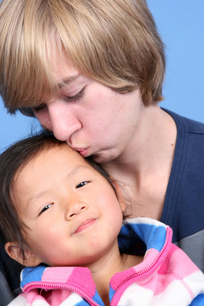 哥哥亲吻姐姐图片下载