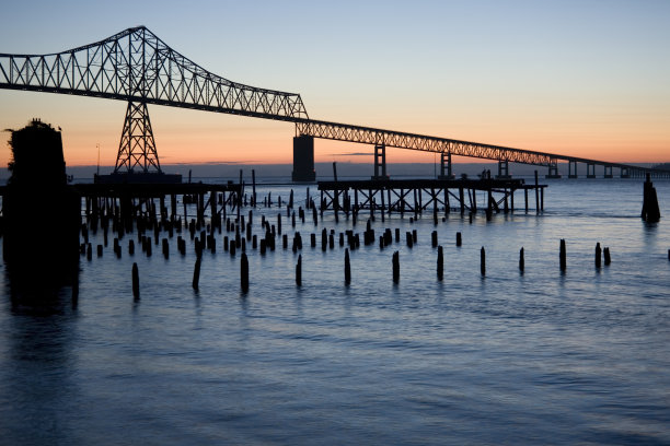 日落时分的阿斯托里亚大桥图片下载