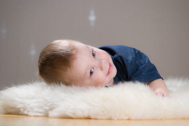 微笑的男孩图片下载