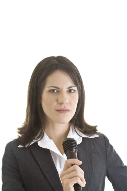 严肃的白人商务妇女拿着麦克风孤立的白色背景图片下载