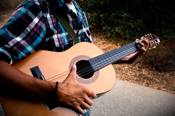 男孩拿着吉他图片下载