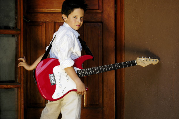 红吉他男孩图片下载