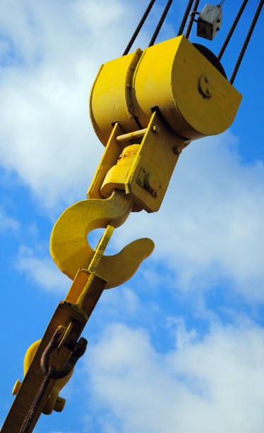 黄色建筑起重机吊钩图片下载