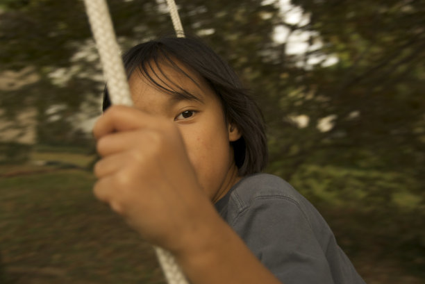 孩子在摇摆图片下载