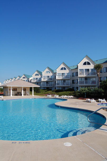 在公寓的泳池边图片下载