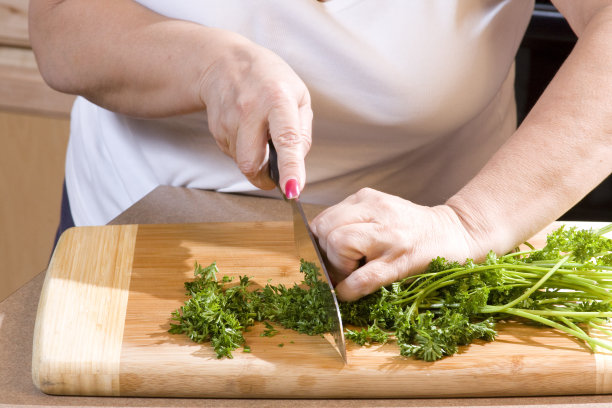 在厨房切菜的女人图片下载