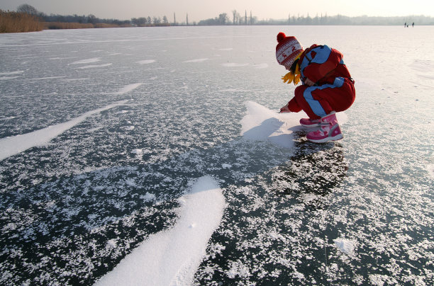 小女孩在湖上玩。图片下载