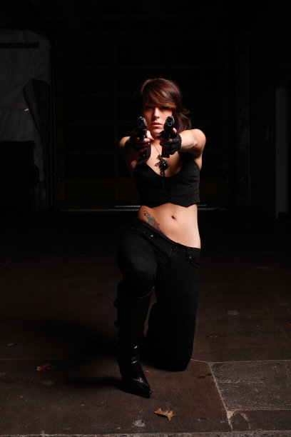 年轻时髦的女人拿着两把枪图片下载