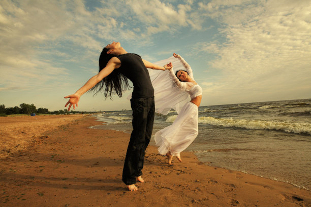 在沙滩上跳舞图片下载