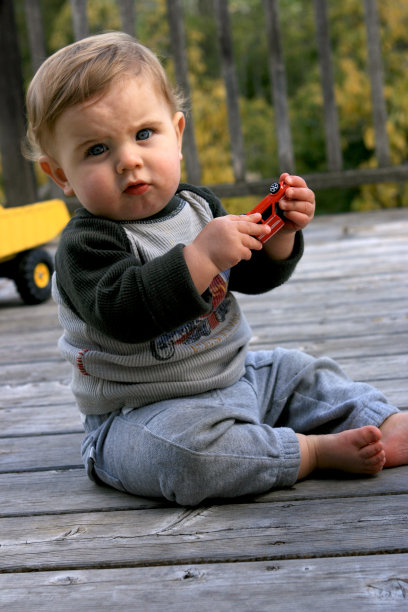 可爱的小男孩玩耍图片下载