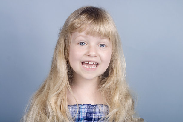 微笑的女孩图片下载