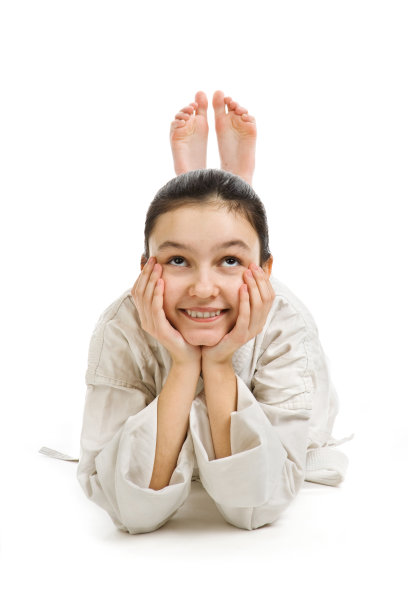 说谎的女孩用脚做“兔子的耳朵”图片下载